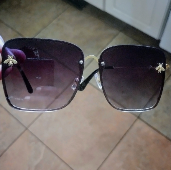 NWOT Wanna 🐝 Seen sunglasses! - Picture 8 of 8